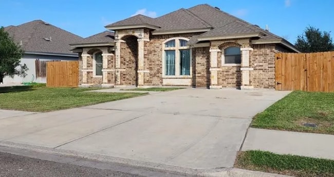 property at 1611 W Bella Vista Ave