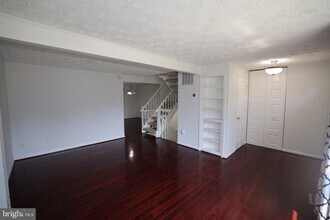 5564 Caithness Ct in Fairfax, VA - Foto de edificio - Building Photo