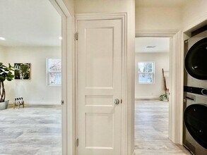 124 N Pass Ave in Burbank, CA - Foto de edificio - Building Photo