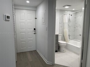 8290 Lake Dr in Doral, FL - Building Photo - Building Photo