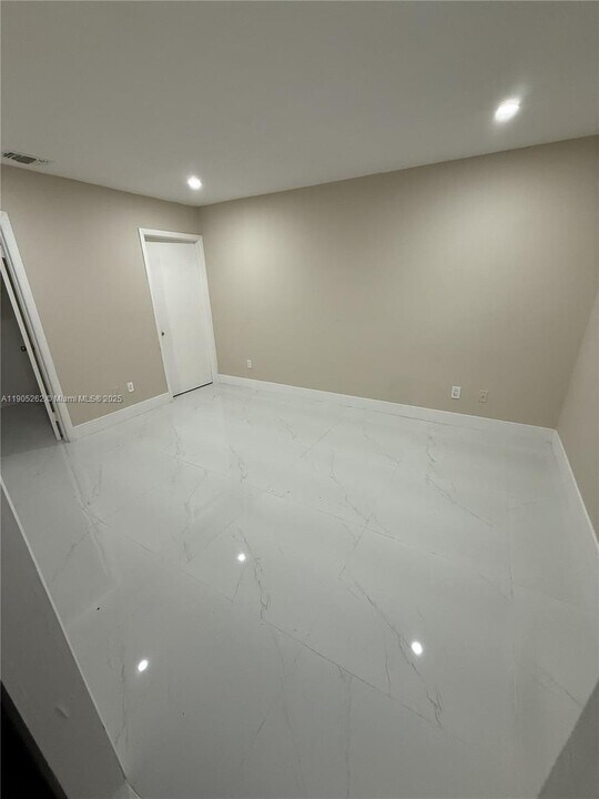 5515 W 27th Ln in Hialeah, FL - Building Photo