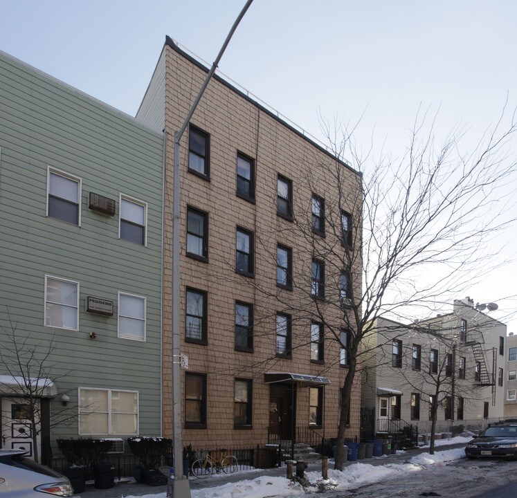 198 Calyer St in Brooklyn, NY - Building Photo