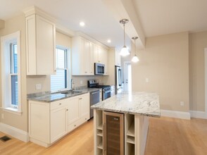 24 Hall St, Unit 1 in Somerville, MA - Building Photo - Building Photo
