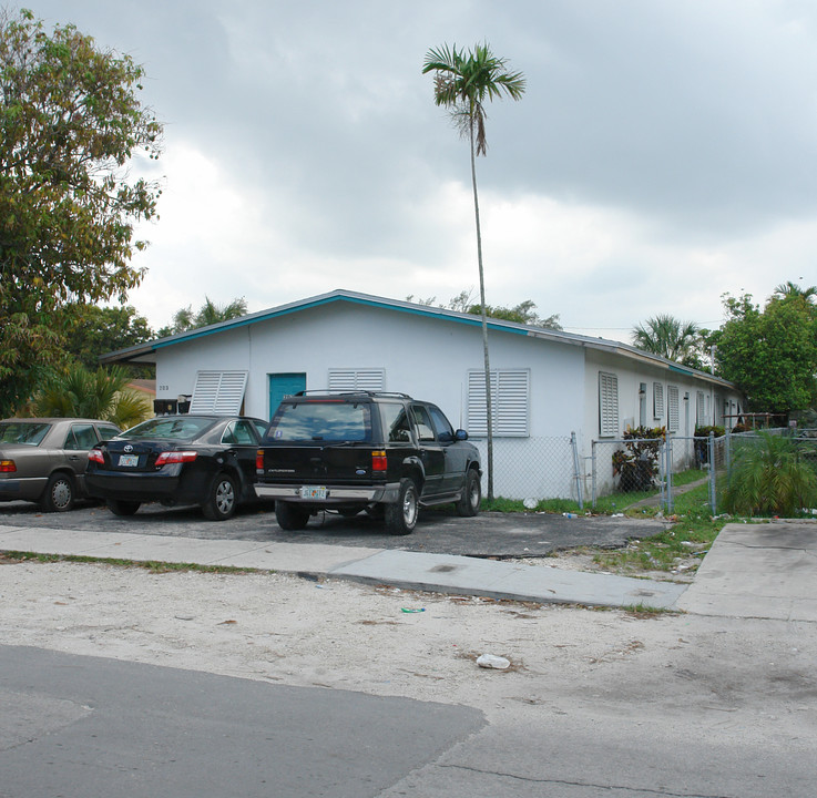 203 NW 11th Ave in Fort Lauderdale, FL - Building Photo