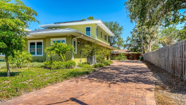 2739 Temple St, Unit 2739 Temple St in Sarasota, FL - Foto de edificio - Building Photo