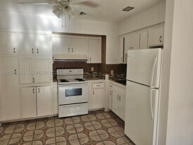 709 NE 4th St in Hallandale Beach, FL - Building Photo