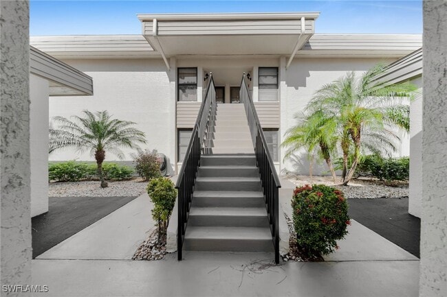 5625 Trailwinds Dr in Ft. Myers, FL - Building Photo - Building Photo