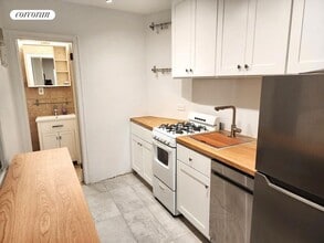 244 E 90th St in New York, NY - Building Photo - Building Photo