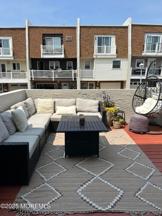 42 Village Rd in Sea Bright, NJ - Building Photo