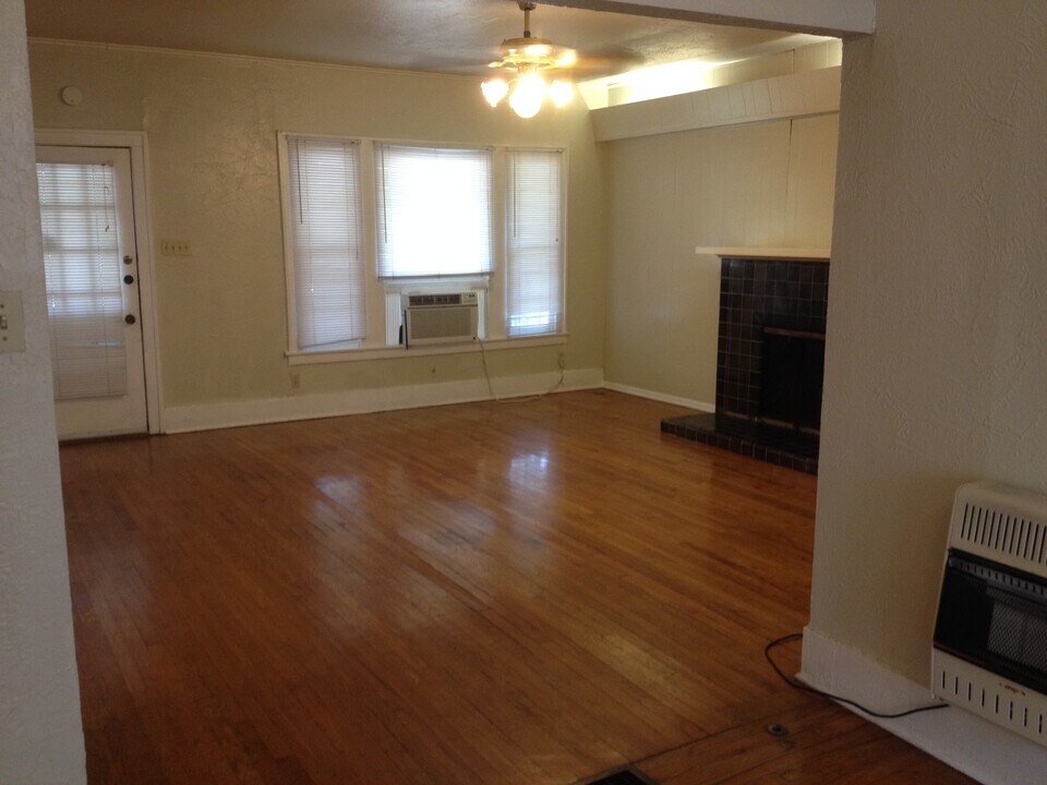 117 E Norwood Ct, Unit #1 in San Antonio, TX - Foto de edificio