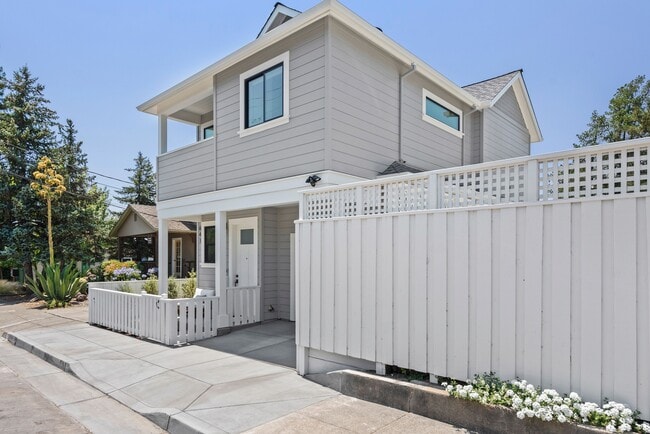 641 Center St in Healdsburg, CA - Building Photo - Building Photo