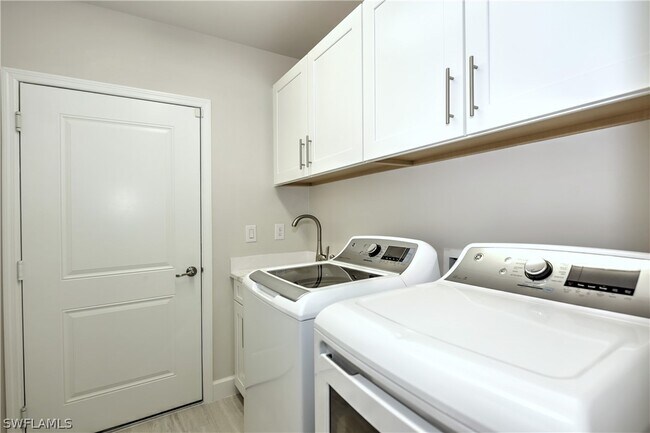 16889 Fairgrove Way in Naples, FL - Foto de edificio - Building Photo