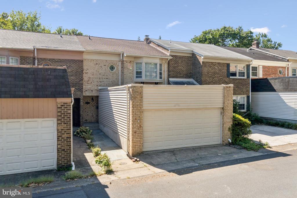 1108 Moorefield Creek Rd SW in Vienna, VA - Building Photo