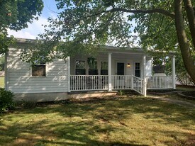 195 S 4th St in Mount Wolf, PA - Building Photo