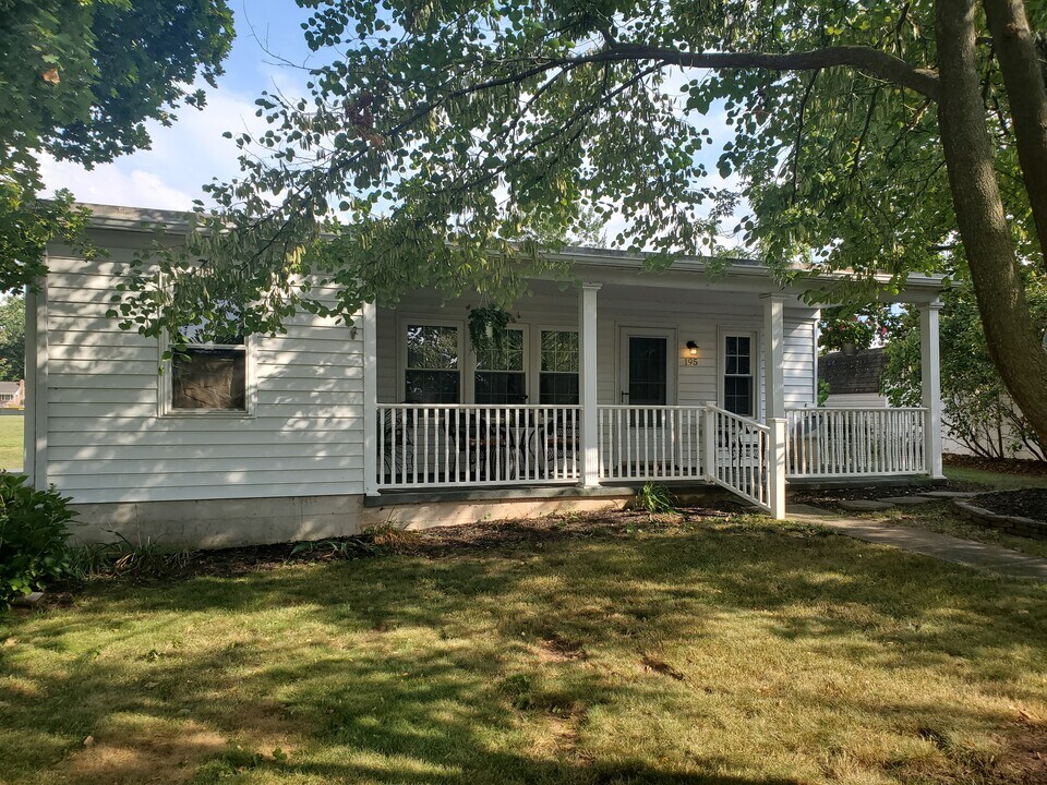 195 S 4th St in Mount Wolf, PA - Foto de edificio