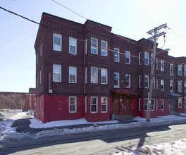 74-76 Newton St in Holyoke, MA - Foto de edificio - Building Photo