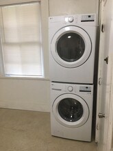 4 Adella Pl, Unit #1 in Boston, MA - Foto de edificio - Building Photo