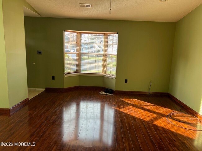 6 Datchet Close in Freehold, NJ - Building Photo - Building Photo