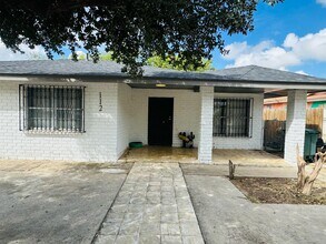 112 Mirasol Dr in Laredo, TX - Building Photo - Building Photo