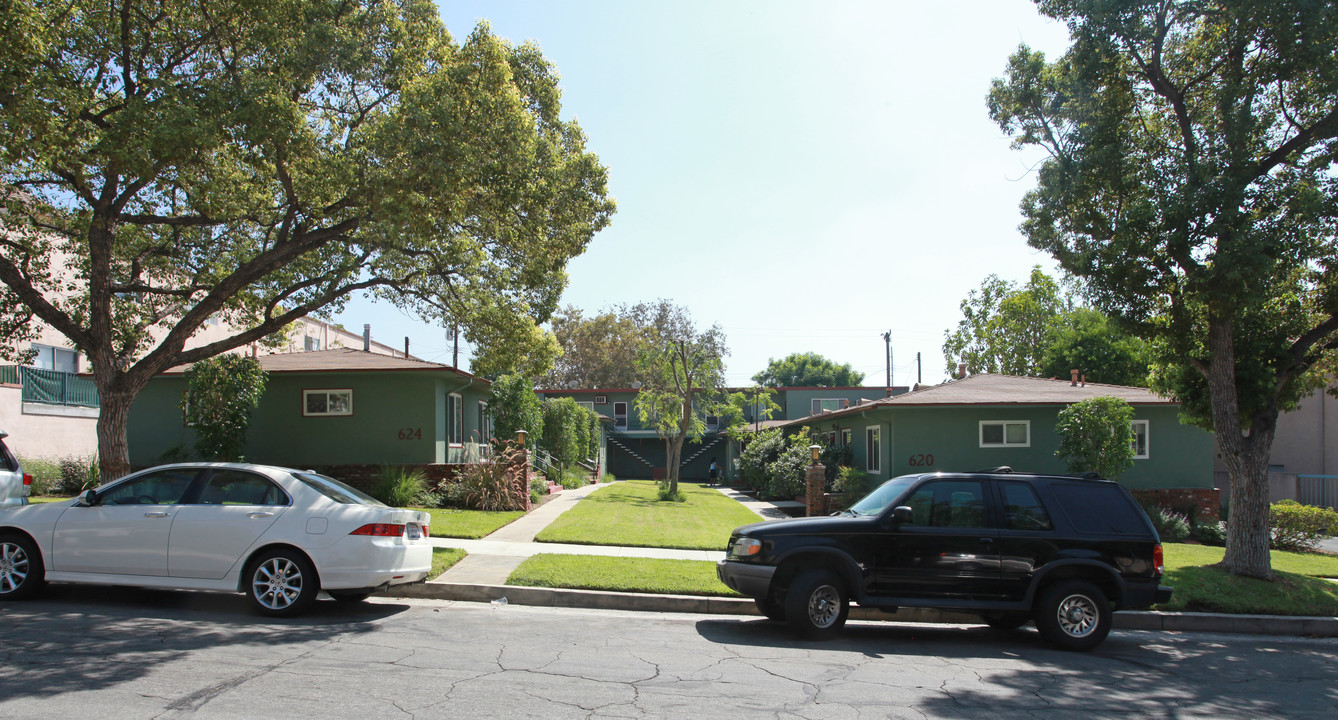 622 E Cypress Ave in Burbank, CA - Building Photo