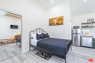 10527 Bianca Ave in Los Angeles, CA - Building Photo - Building Photo