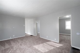 2146 Dequincy St in Indianapolis, IN - Foto de edificio - Building Photo