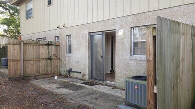 7208 Parker School Rd-Unit -7 in Jacksonville, FL - Foto de edificio - Building Photo