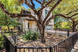 2807 Del Curto Rd in Austin, TX - Building Photo - Building Photo