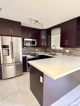 10662 NW 87th Ct in Hialeah Gardens, FL - Building Photo - Building Photo