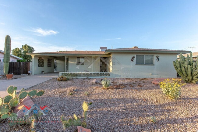 5706 E Des Moines St