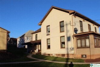 210 Mauch Chunk St in Nazareth, PA - Building Photo - Building Photo