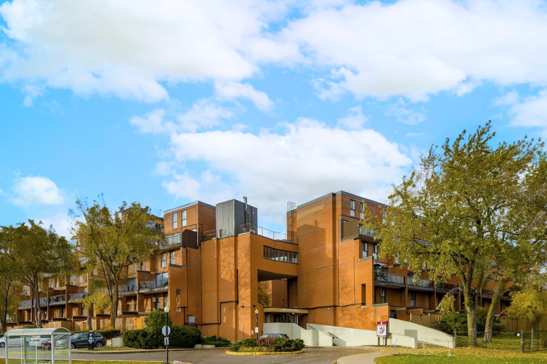 Clark Townhomes in Brampton, ON - Building Photo