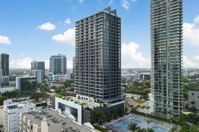 Metro Edgewater in Miami, FL - Building Photo - Building Photo