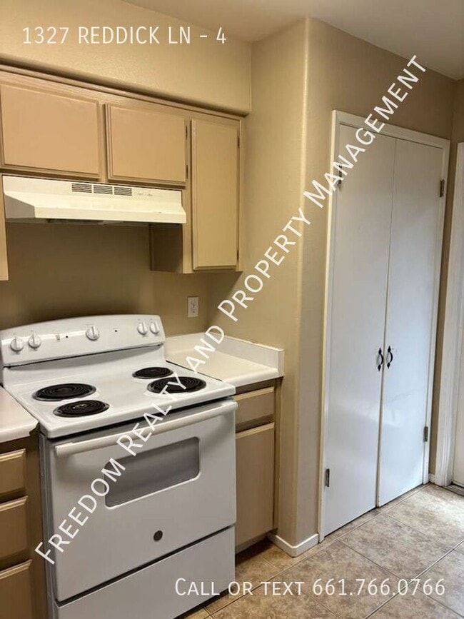 1327 Reddick Ln in Bakersfield, CA - Building Photo - Building Photo