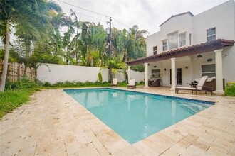 3514 Crystal Ct in Miami, FL - Building Photo - Building Photo