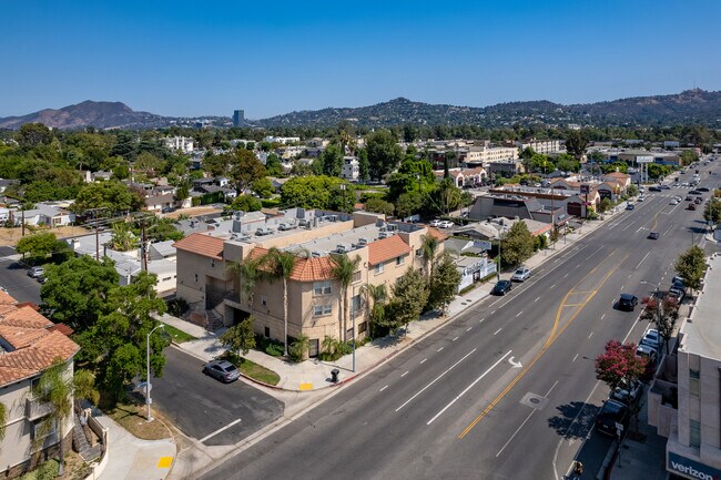 4854 Laurel Canyon Blvd in Valley Village, CA - Building Photo - Building Photo