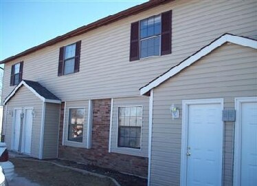 108 Saint Michelle St in Hawk Point, MO - Building Photo