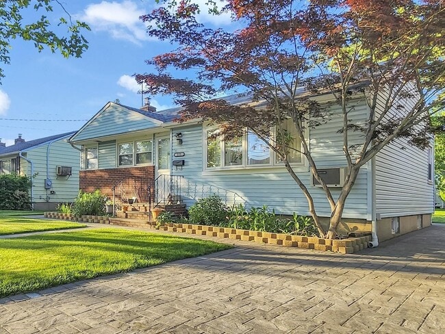 222 Marcus Ave in New Hyde Park, NY - Building Photo - Building Photo