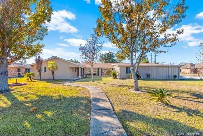 4900 E St Charles Ave in Lake Charles, LA - Building Photo - Building Photo