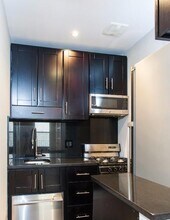 562 Hudson St, Unit 8 in New York, NY - Building Photo - Building Photo