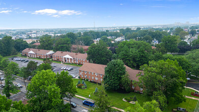 Livingston Gardens in North Brunswick, NJ - Building Photo - Building Photo