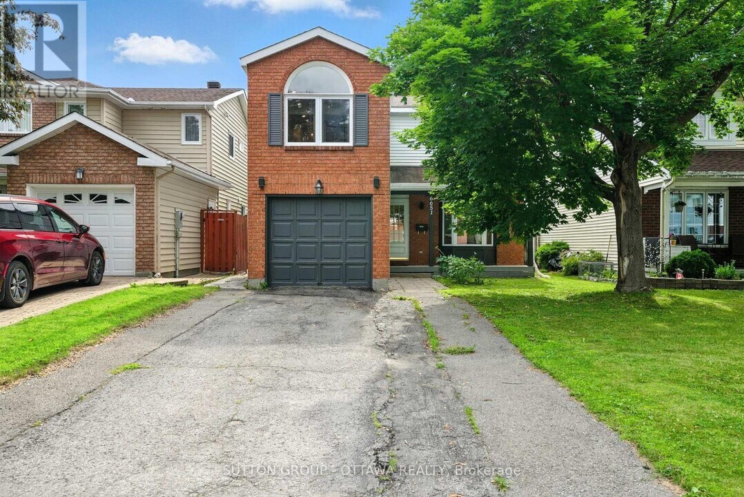 6651 Tooney Dr in Ottawa, ON - Building Photo