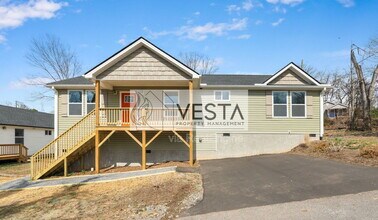 110 Deaver Park Cir in Asheville, NC - Foto de edificio - Building Photo