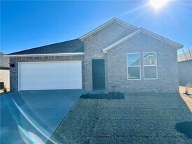 2421 Longfellow Dr in Bentonville, AR - Building Photo