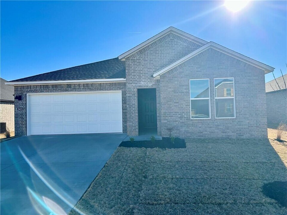 2421 Longfellow Dr in Bentonville, AR - Foto de edificio