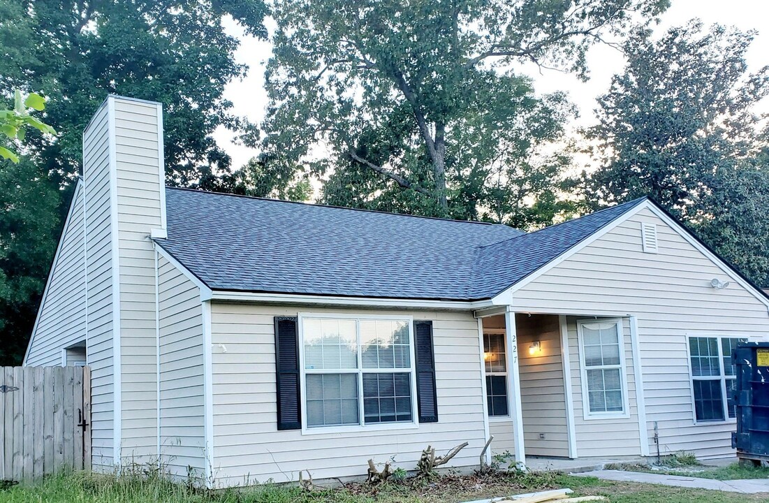 227 Laurelwood Dr in Savannah, GA - Building Photo