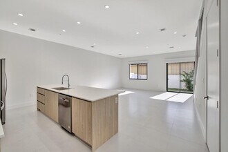 4208 NE 7th Terrace in Oakland Park, FL - Building Photo - Building Photo