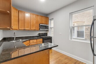 7324 N Damen Ave in Chicago, IL - Building Photo - Building Photo