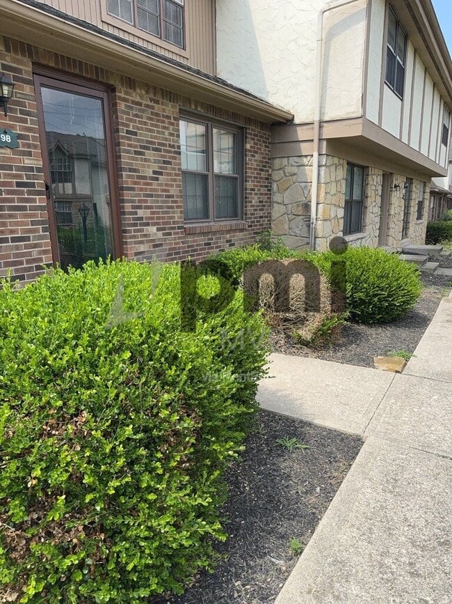 property at 98 Stornoway Dr W