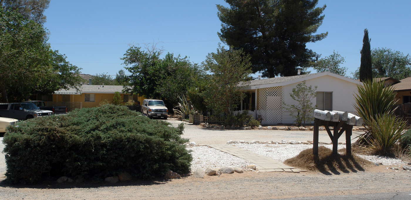 20237 Zuni Rd in Apple Valley, CA - Foto de edificio